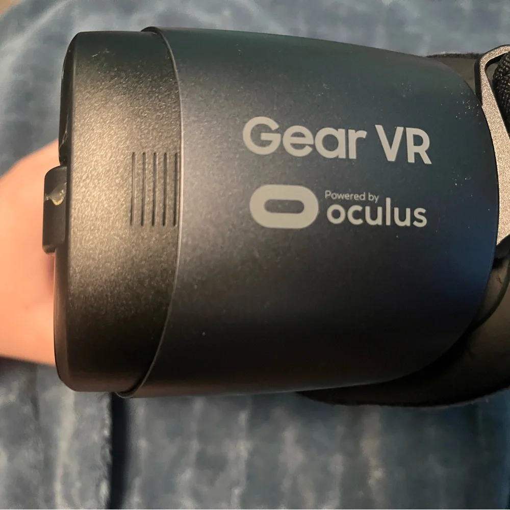 Samsung Black Standalone VR Headset with Dual Lens Display
